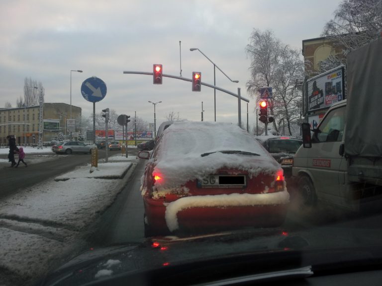 Będą wysokie mandaty za nieodśnieżone auta