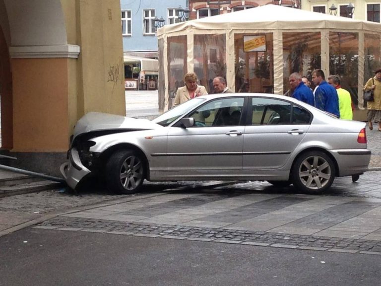 Wbił BMW w arkady na Rynku