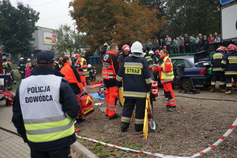 Wjechał w przystanek pełen ludzi, potem gonił ich z nożem