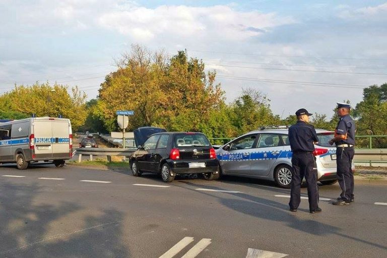 Uderzył w radiowóz. Ucierpieli policjanci i pasażerka