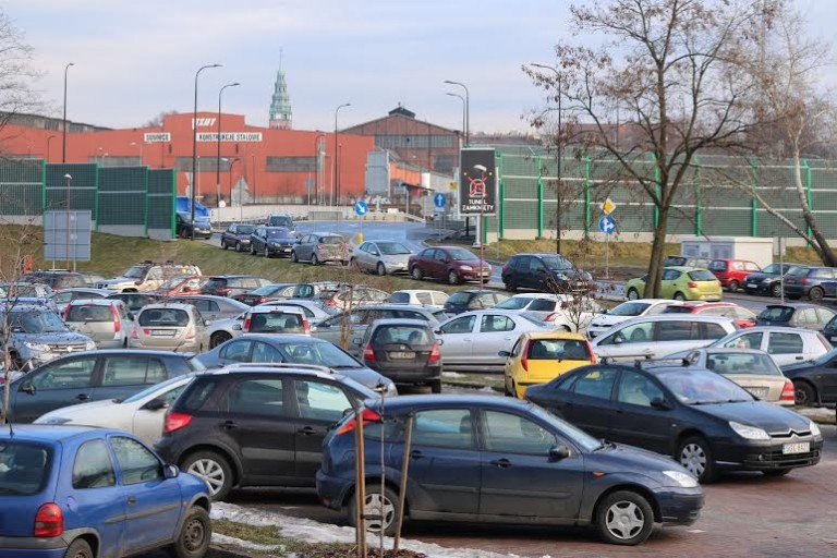 Koniec brodzenia w błocie. Onkologia buduje dodatkowy plac parkingowy