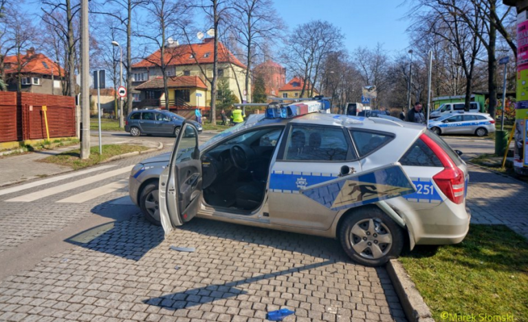 Z całym impetem uderzył w bok. Radiowóz dachował, policjanci w szpitalu