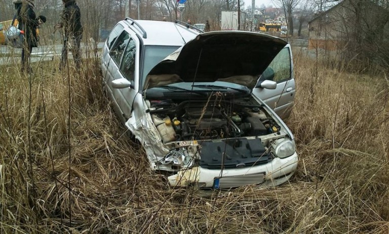 O krok od tragedii. Kierowca wymusił pierwszeństwo i wylądował w rowie