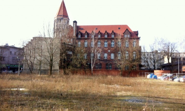 Co z placem za pocztą? Naziemny parking i budynek biurowo-usługowy