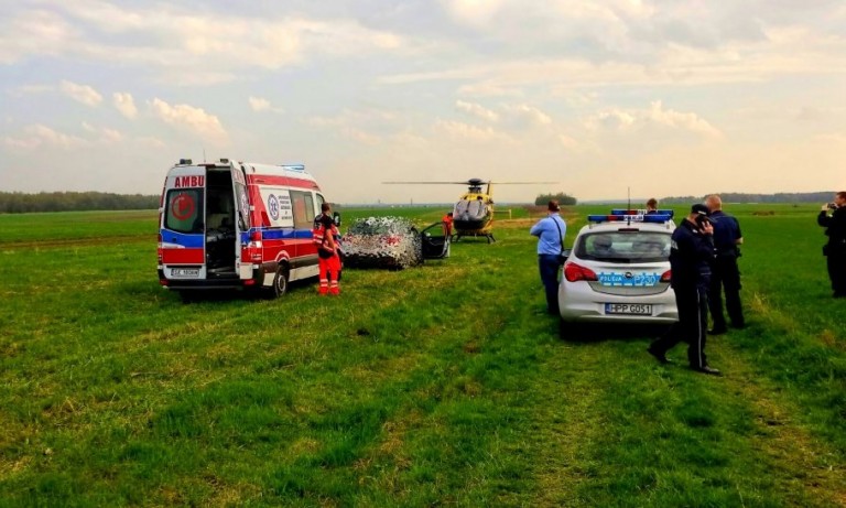 Rodzina zadzwoniła na policję. Mężczyzna krwawił, miał rany kłute klatki piersiowej