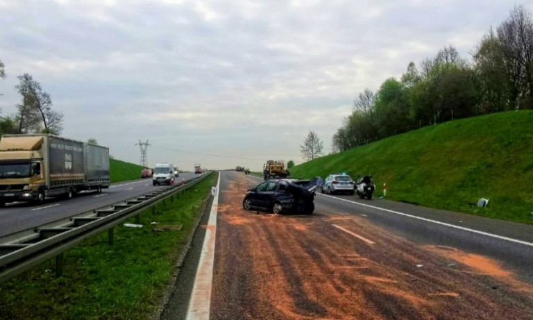 Prawdopodobnie zawinił kierowca radiowozu. Poważny wypadek na autostradzie A4