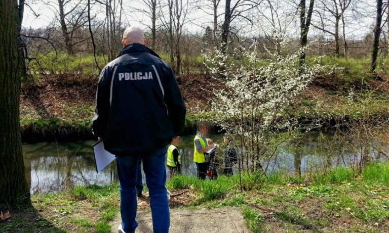 Policja prowadzi śledztwo w sprawie walizki ze zwłokami. Zatrzymano podejrzanego