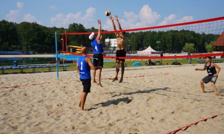 Sezon na siatkówkę plażową czas zacząć!  Już w najbliższą sobotę pierwszy turniej