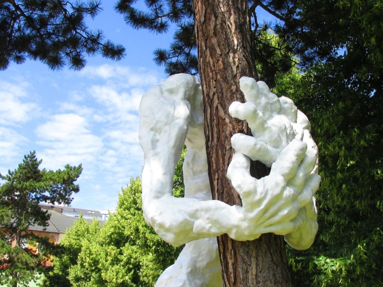 ,,Bliskość”. Gliwicki artysta wystawia rzeźbę w ogrodzie Prezydenta Słowacji