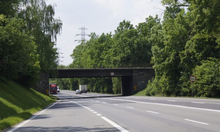 Pojedziemy wolniej na DK88, środkowy pas zajmą drogowcy. Trwa remont wiaduktu