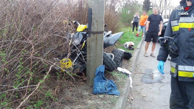 Uderzył w przydrożny słup. Kierujący quadem wraz z pasażerką trafili do szpitala