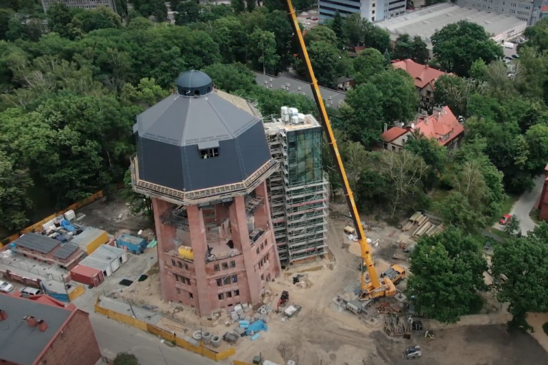 Trwa remont budynku wieży ciśnień przy ulicy Zamoyskiego