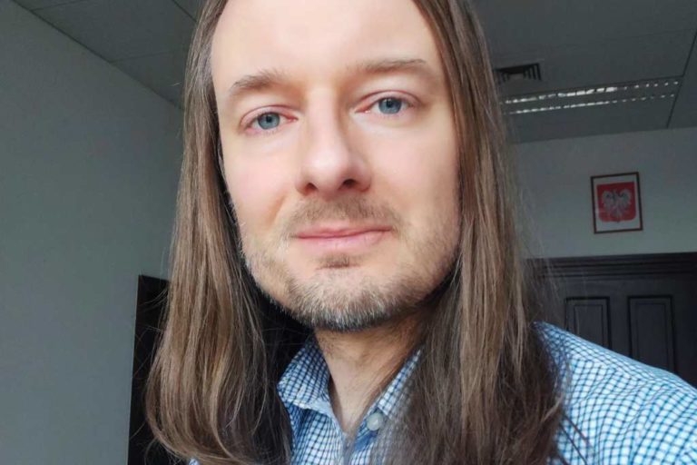 Radny zapuszczał włosy aż dwa lata. Dlaczego je ściął?