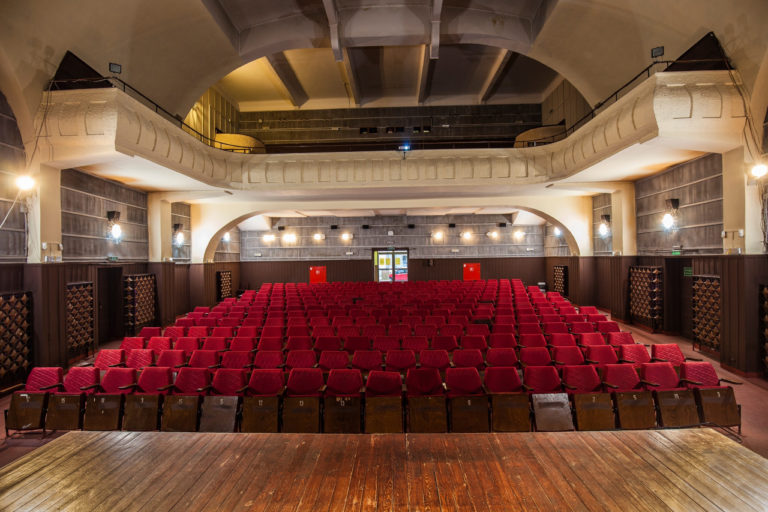 Kino ROMA.  Elewacja i dach budynku  przejdą gruntowny remont