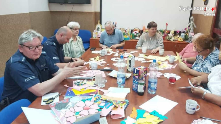 Policjanci wykorzystali zajęcia plastyczne, żeby uświadamiać seniorów