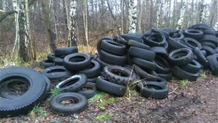 Sezon na wymianę opon trwa w najlepsze. Szkoda, lądują w lesie