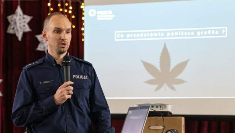 Policjanci ostrzegali uczniów przed szkodliwym wpływem narkotyków