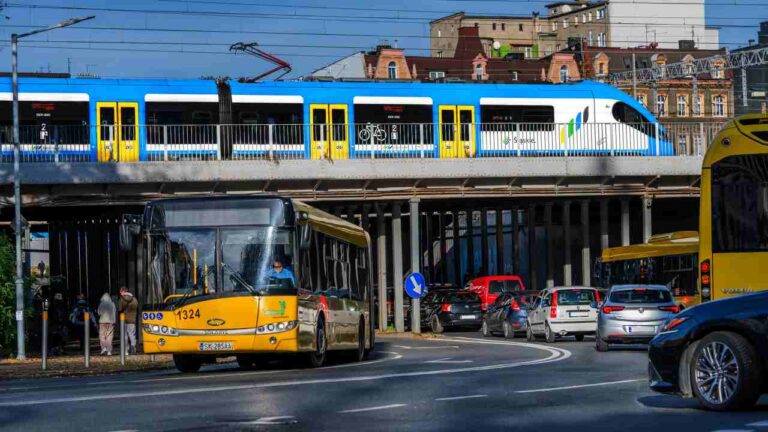 Bilety Kolei Śląskich są już honorowane w autobusach i tramwajach. Sprawdź sam!