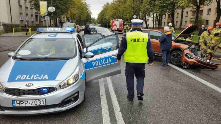 Kobieta spowodowała stłuczkę na de Gaulle’a. Została ukarana mandatem