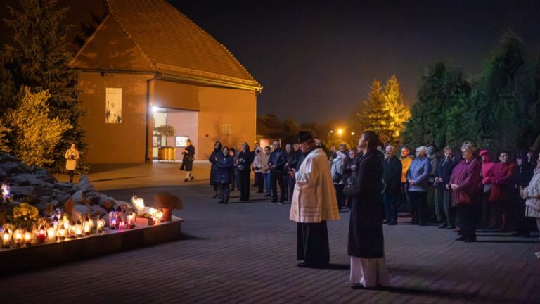 Mieszkańcy Zabrza uczcili 20. rocznicę śmierci Jana Pawła II. W parku zapłonęły znicze